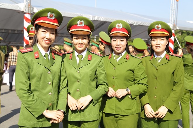 Nữ sinh Học viện Cảnh sát nhân dân trong ngày tốt nghiệp.