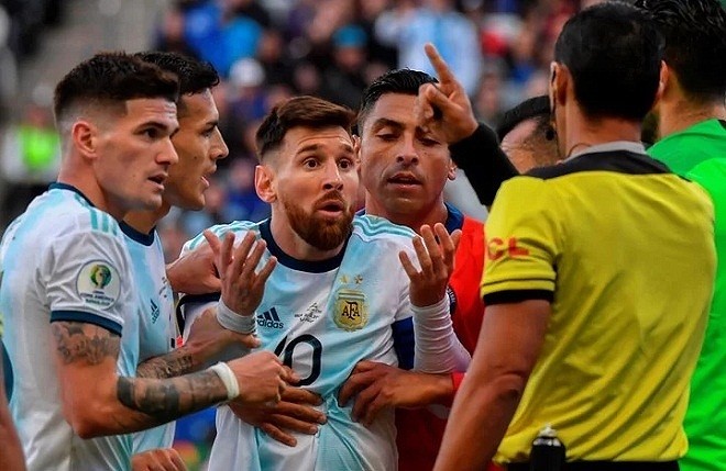 Liên đoàn bóng đá Nam Mỹ nói gì khi bị Messi cáo buộc 'dàn xếp'? 