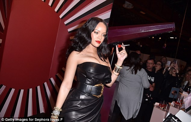 Ca sĩ bốc lửa Rihanna diện đầm cúp ngực gợi cảm, hút mọi ánh nhìn