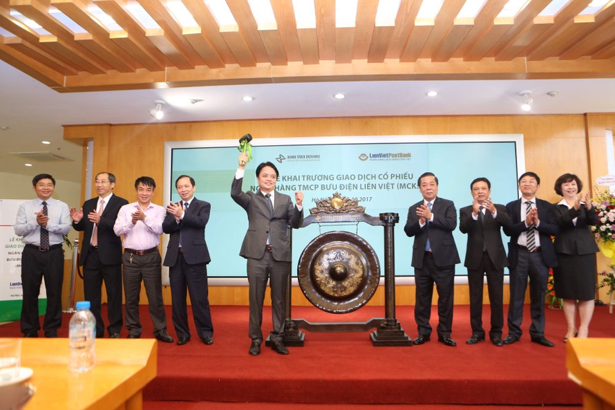 Ông Nguyễn Đức Hưởng - Chủ tịch LienVietPostBank đánh cồng khai trương phiên giao dịch 646 triệu cổ phiếu LPB trên sàn UpCom ngày 5/10.