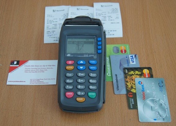 Dùng thẻ qua máy cà thẻ POS khá tiện lợi tuy nhiên nhiều người vẫn có xu hướng rút tiền mặt chi tiêu qua thẻ