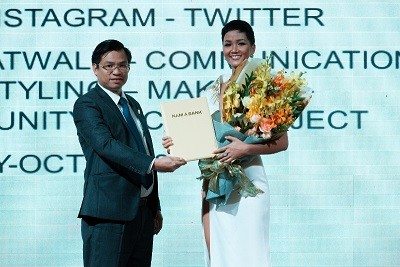 Ông Trần Ngọc Tâm – Quyền Tổng Giám đốc Nam A Bank công bố Hoa hậu Hoàn vũ Việt Nam 2017 H’Hen Niê trở thành Đại sứ nhân ái trong các hoạt động cộng đồng của Ngân hàng.