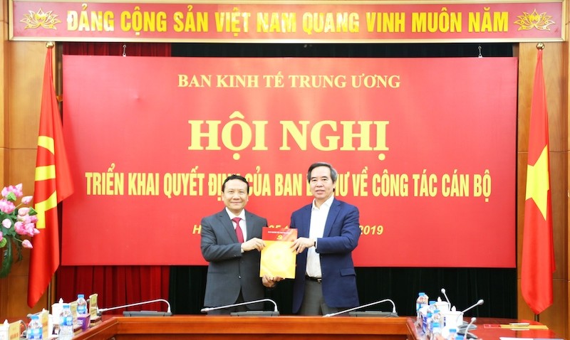 Uỷ viên Bộ chính trị, Trưởng ban kinh tế TW ông Nguyễn Văn Bình trao quyết định cho ông Nguyễn Hồng Sơn, nguyên phó GĐ ĐH Quốc gia giữ chức Phó Trưởng ban kinh tế từ ngày 4/4/2019.