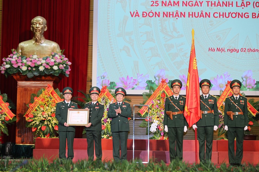 Kỷ niệm 25 năm thành lập MB vinh dự đón nhận Huân chương Bảo vệ Tổ quốc Hạng Nhất 