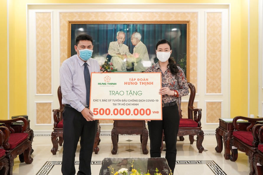 Ông Nguyễn Nam Hiền – Phó Tổng Giám đốc Tập đoàn Hưng Thịnh trao tặng 500 triệu đồng cho đội ngũ Y, Bác sĩ tuyến đầu chống dịch Covid-19 tại TP.HCM thông qua Ủy ban MTTQ Việt Nam TP.HCM (31/3/2020) 