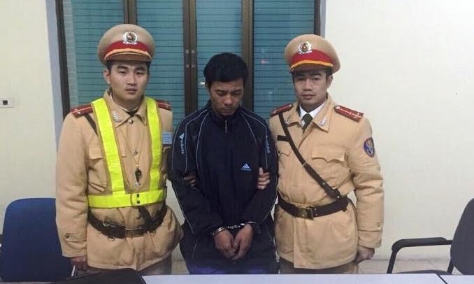 Đối tượng Nguyễn Hồng Đăng bị CSGT bắt giữ.