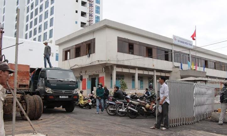 Công trình khách sạn Royal Lotus (120, đường Nguyễn Văn Thoại, quận Ngũ Hành Sơn, TP Đà Nẵng) nơi xảy ra tai nạn rơi máy vận thăng.