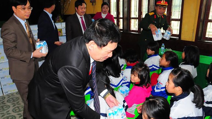 Bí thư Tỉnh ủy Nghệ An tặng sữa cho trẻ em làng trẻ SOS Vinh.