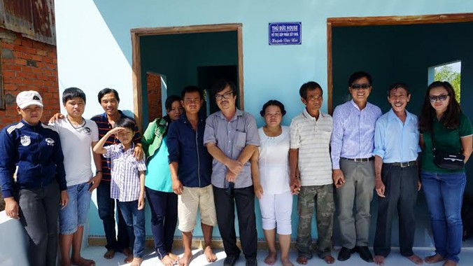 Gia đình ông Huỳnh Văn Nén, các phóng viên báo Tiền Phong cùng đồng nghiệp trước cửa căn nhà đang được hoàn thiện.