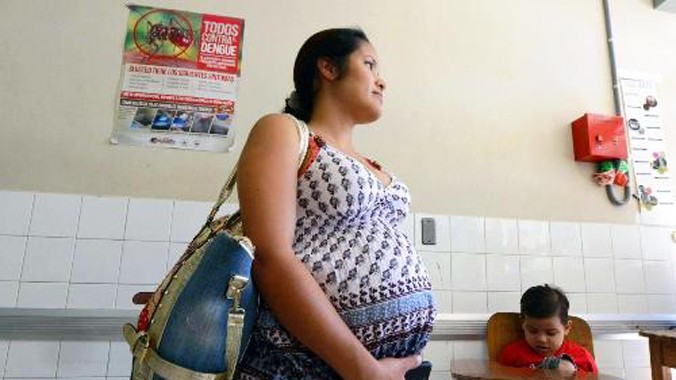 Tổ chức Y tế Thế giới khuyến cáo phụ nữ có thai không nên di chuyển đến các quốc gia và vùng lãnh thổ có dịch virus Zika. Ảnh: Independent.