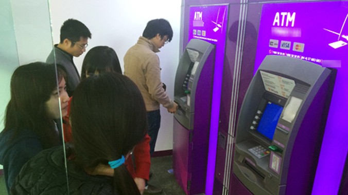 Nhiều ATM ngừng hoạt động khiến khách hàng phải đứng chờ hàng chục phút mới rút được tiền.