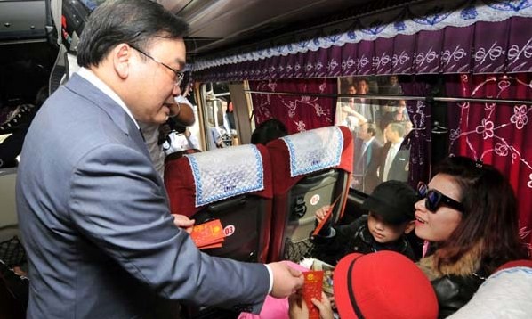 Chiều ngày 12/2, Bí thư Thành ủy Hà Nội Hoàng Trung Hải đã tới thăm bến xe Mỹ Đình.