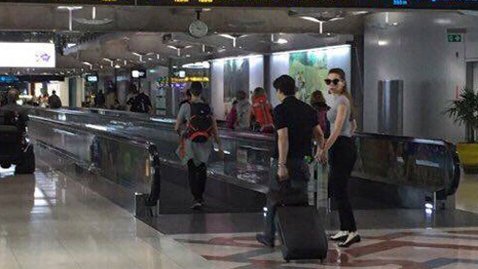 Theo đó, Hồ Ngọc Hà bị bắt gặp vui vẻ nắm tay người tình tin đồn- đại gia K. ở sân bay và khu mua sắm tại Thái Lan. 