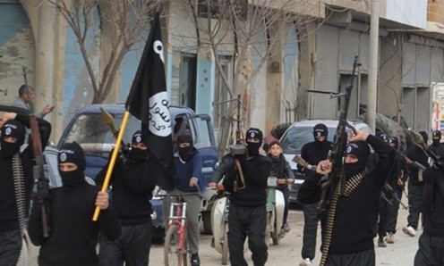 Phiến quân Nhà nước Hồi giáo (IS) diễu hành trên đường phố Raqqa, Syria. Ảnh: Reuters.