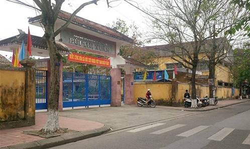 Cổng trường THPT Bùi Thị Xuân, nơi nữ sinh Hoài bị đánh hội đồng. Ảnh: Đắc Đức.