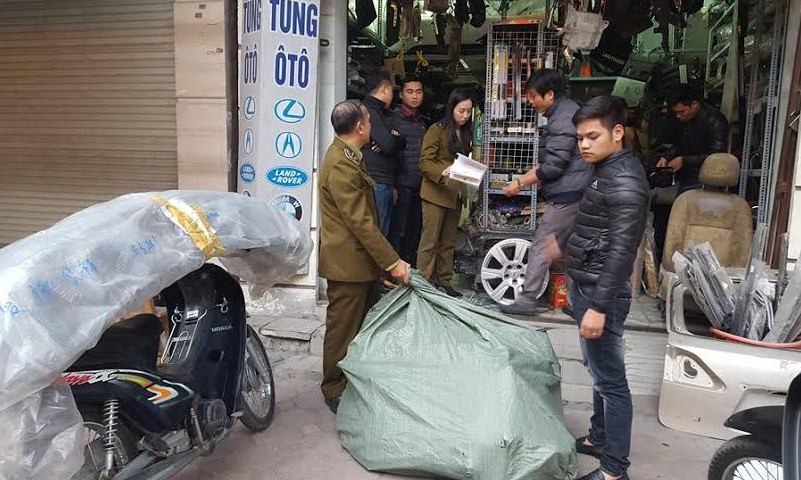 Lực lượng chức năng thu giữ nhiều phụ tùng ô tô cũ tại cửa hàng 33 Đỗ Ngọc Du, quận Hai Bà Trưng, Hà Nội.
