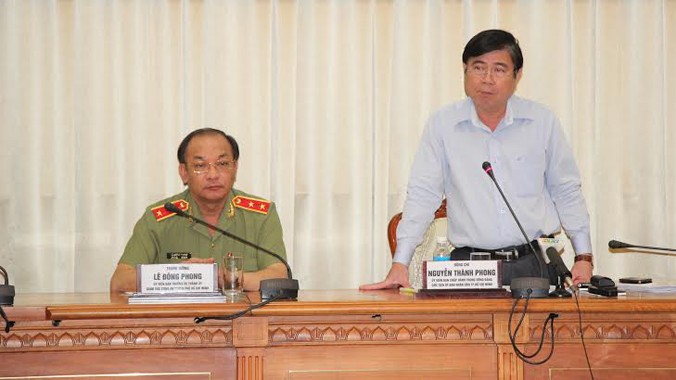 Chủ tịch UBND TPHCM Nguyễn Thành Phong chỉ đạo hội nghị. Ảnh Q.Vinh.