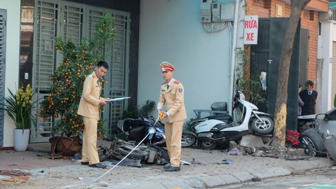 Lực lượng CSGT đang điều tra tai nạn giao thông đường bộ. Ảnh Tuấn Nguyễn.
