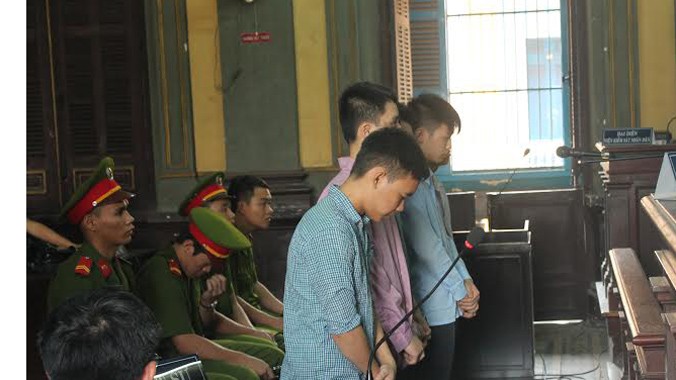Nhóm ‘ca sỹ kẹo kéo’ giết đồng nghiệp tại phiên tòa sáng nay 4/3. Ảnh: Tân Châu.