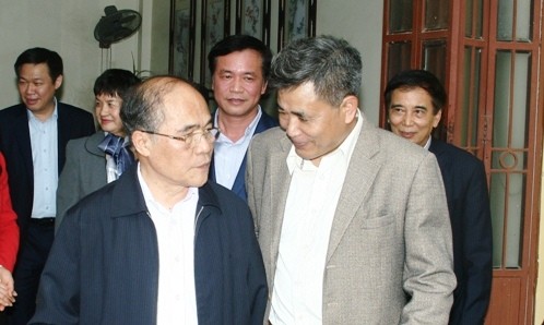 Chủ tịch Quốc hội Nguyễn Sinh Hùng (người đứng bên trái ảnh) thăm, động viên nhà sáng chế tàu ngầm Nguyễn Quốc Hòa. 