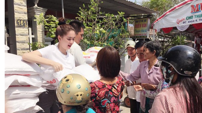 Ngọc Trinh đội nắng phát gạo cho người dân nghèo ở quê nhà Trà Vinh.