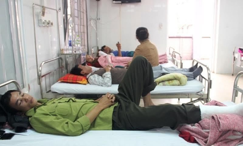Nhân viên kiểm lâm Lê Anh Tuấn bị lâm tặc hành hung dã man phải nhập viện cấp cứu trong tình trạng đa chấn thương.