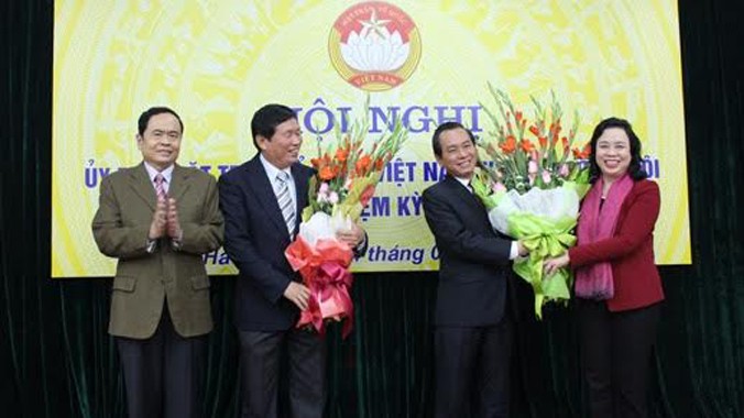 Ông Vũ Hồng Khanh (thứ ba bên trái) giữ chức Chủ tịch Ủy ban MTTQ thành phố Hà Nội. Ảnh Nhã Phương