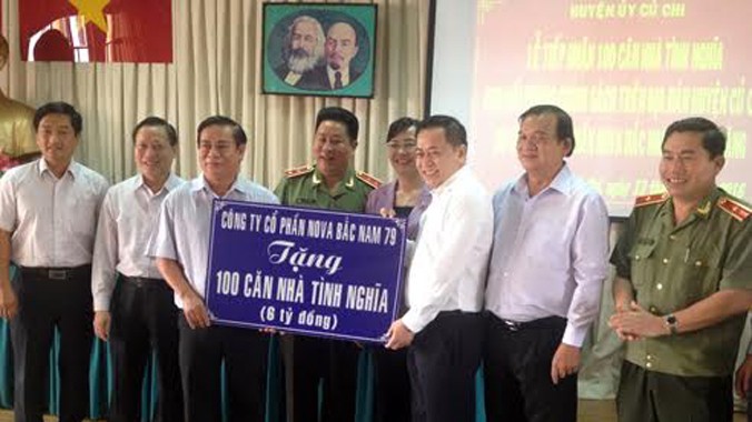 Ông Phan Văn Anh Vũ tặng trao tặng món quà 100 căn nhà tình nghĩa cho huyện Củ Chi.