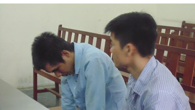 Hai bị cáo tại tòa sáng ngày 14/3. Ảnh: Tân Châu.