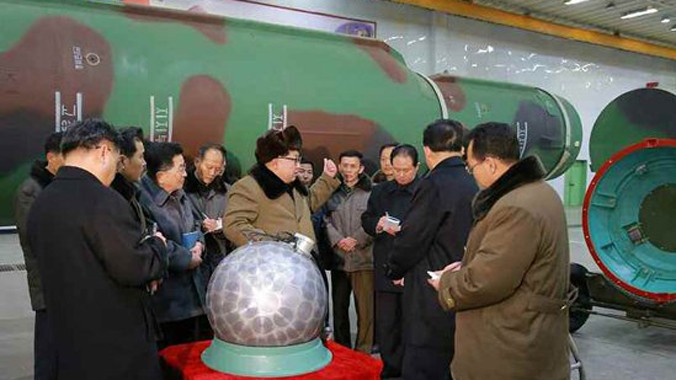 Sự thật sau bức ảnh Triều Tiên “khoe” đầu đạn hạt nhân thu nhỏ