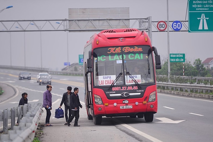 Dù có quy định cấm đón trả khách trên cao tốc Hà Nội - Lào Cai nhưng nhiều tài xế xe khách vẫn cố tình vi phạm. Trong ảnh là xe Kết Đoàn, dừng lề đường bắt khách tại Km 66 (đoạn chạy qua Sai Nga, Phú Thọ).