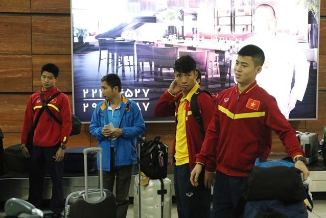 Các tuyển thủ Việt Nam ở sân bay Tehran.