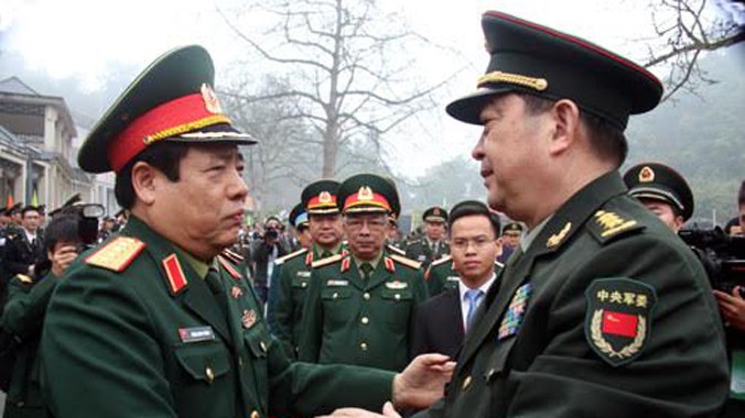 Bộ trưởng quốc phòng Trung Quốc (bìa trái) tiễn đoàn cấp cao quân đội VN tại cửa khẩu Hữu Nghị. Ảnh: Đình Quang.
