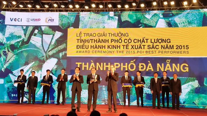Ông Huỳnh Đức Thơ, Chủ tịch TP Đà Nẵng (ở giữa) nhận kỷ niệm chương dành cho địa phương xuất sắc nhất, đứng đầu PCI năm 2015.
