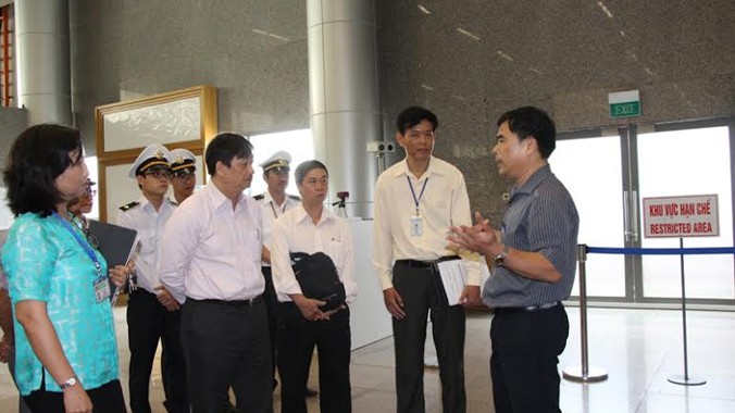 Phó Chủ tịch UBND TP Đà Nẵng kiểm tra công tác phòng chống khả năng lây nhiễm Zika tại Sân bay quốc tế Đà Nẵng. 
