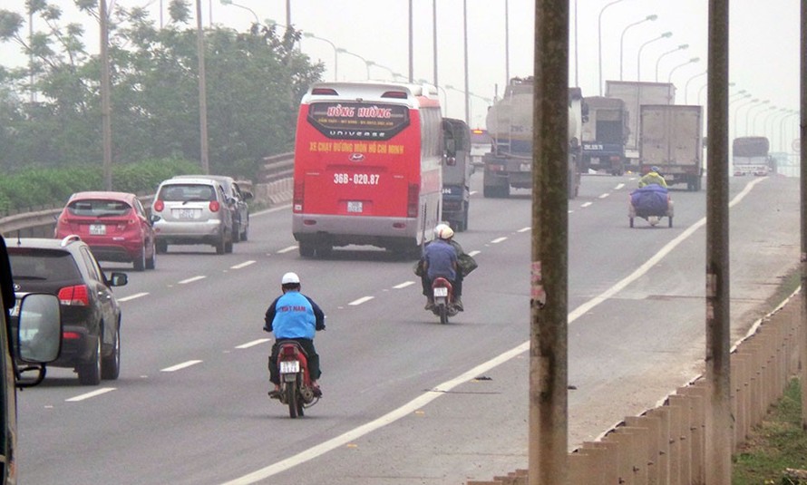 Xe máy 'đánh đu với tử thần' trên đại lộ Thăng Long