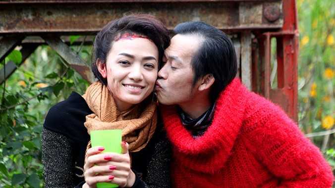 Hoài Linh hôn Tina Tình trong phim.