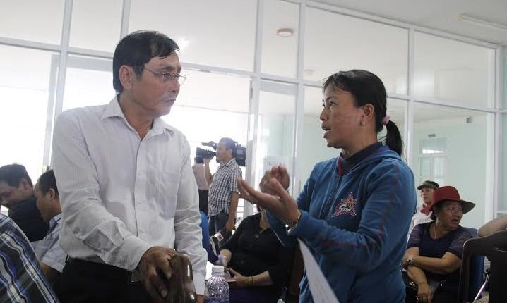 Phó Giám đốc Sở NNPTNT trao đổi với các tiểu thương về tình hình buôn bán thủy sản sau khi có thông tin cá chết. Ảnh: Thanh Trần. 