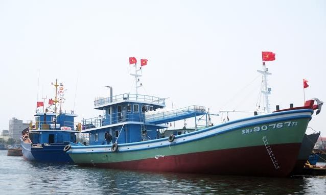 Tàu vỏ thép lưới rê đầu tiên của Đà Nẵng mang số hiệu DNa 90767 được đóng theo mẫu thiết kế đặt hàng riêng của chủ tàu Nguyễn Sương. Ảnh: Giang Thanh.