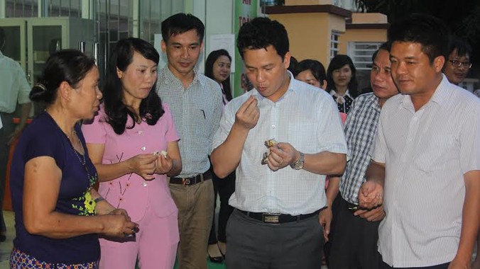 Chủ tịch UBND tỉnh Hà Tĩnh ăn cá nướng và kiểm tra các điểm kinh doanh hải sản an toàn trên địa bàn TP Hà Tĩnh.