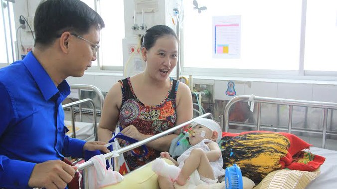 Anh Nguyễn Mạnh Cường, Bí thư Thành Đoàn TPHCM, thăm hỏi, trao quà cho các bệnh nhi đang trị bệnh tại BV Nhi đồng 1.