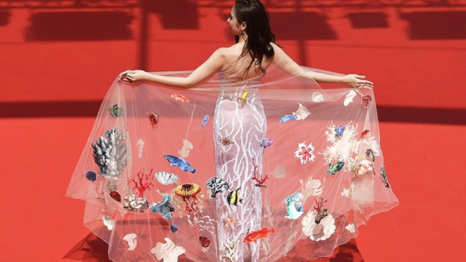Bộ váy của Angela Phương Trinh là thiết kế của Nguyễn Công Trí lấy ý tưởng từ biển cả và môi trường.
