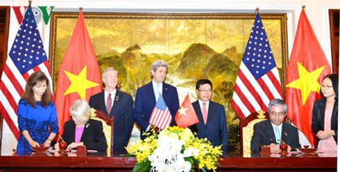 Ký Hiệp định khung về việc Việt Nam cho phép một số tình nguyện viên Hoa Kỳ dạy tiếng Anh tại Thành phố Hà Nội và Hồ Chí Minh trong khuôn khổ “Chương trình Hòa bình”. Ảnh: VOV