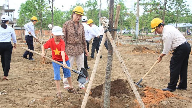 Trồng mới 300 cây xanh dọc tuyến xa lộ Hà Nội - Ảnh: Ngô Tùng.