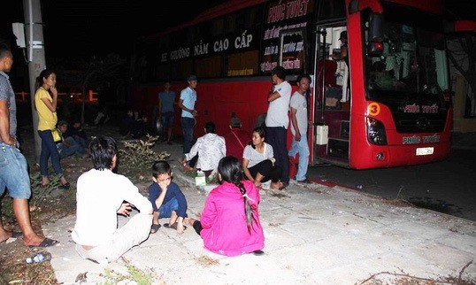 Nhà xe và hành khách được đưa về Công an huyện Tuy Phong (Bình Thuận) để lấy lời khai.