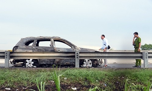 Ôtô bị cháy rụi trơ khung trên cao tốc. Ảnh: Hồ Nam.