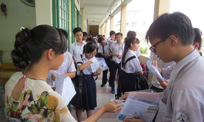 Thí sinh dự thi lớp 10 tại điểm thi trường THCS Chu Văn An quận 1.