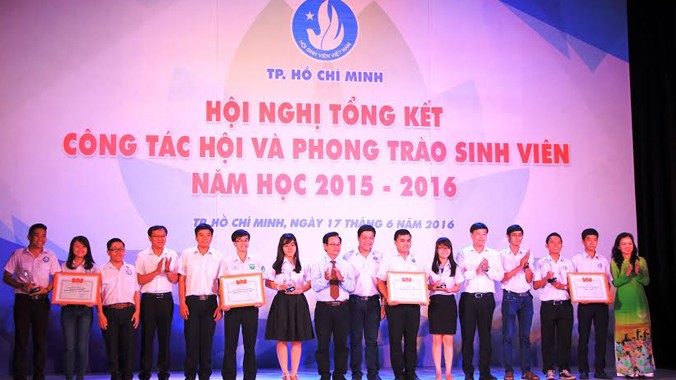 Bí thư thứ nhất Trung ương Đoàn, Chủ tịch Hội sinh viên Việt Nam Lê Quốc Phong cùng lãnh đạo các ban ngành trao tặng bằng khen cho các cá nhân, tập thể có thành tích nổi bật trong năm học vừa qua.