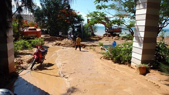 Vỡ hồ chứa nước đãi titan ở Bình Thuận khiến lượng lớn bùn đỏ tràn vào nhà dân…Ảnh VNE.