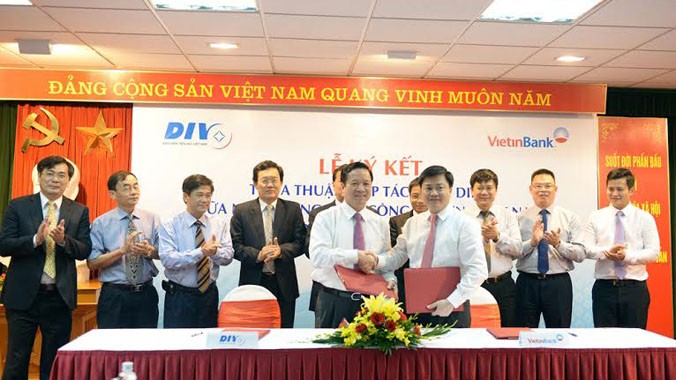 Đại diện VietinBank và Bảo hiểm Tiền gửi Việt Nam thực hiện ký kết Thỏa thuận hợp tác toàn diện.